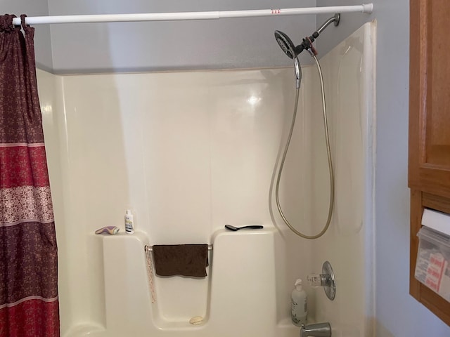 full bath with shower / bath combination with curtain