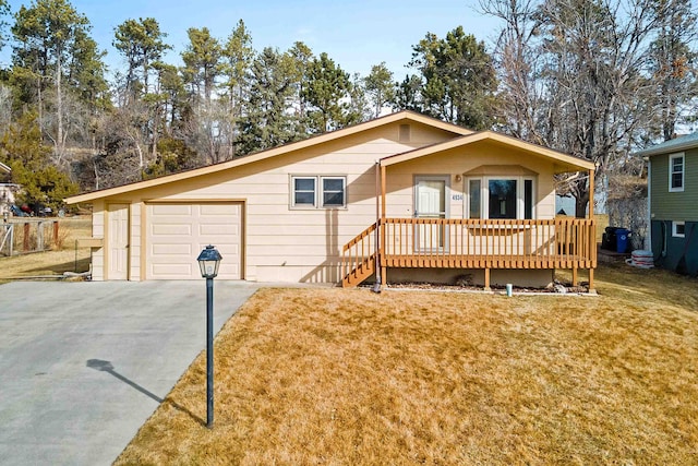 view of front facade featuring a front yard, a garage, and driveway