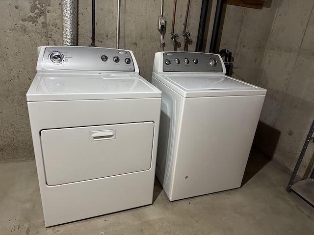 washroom with laundry area and washing machine and dryer