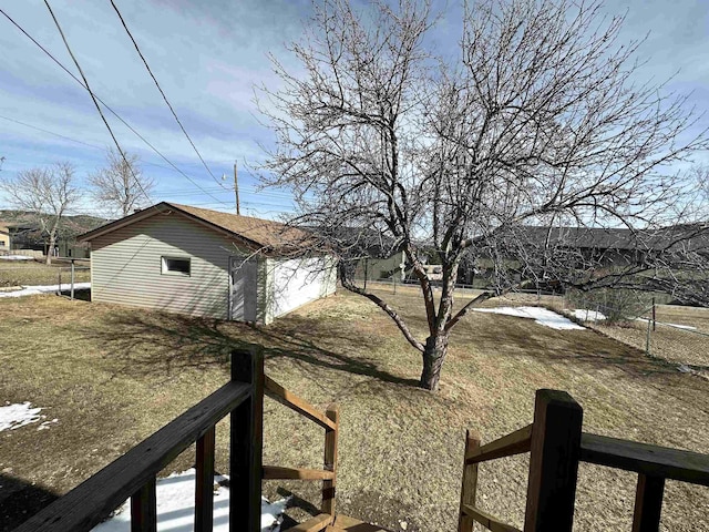 view of yard featuring an outbuilding