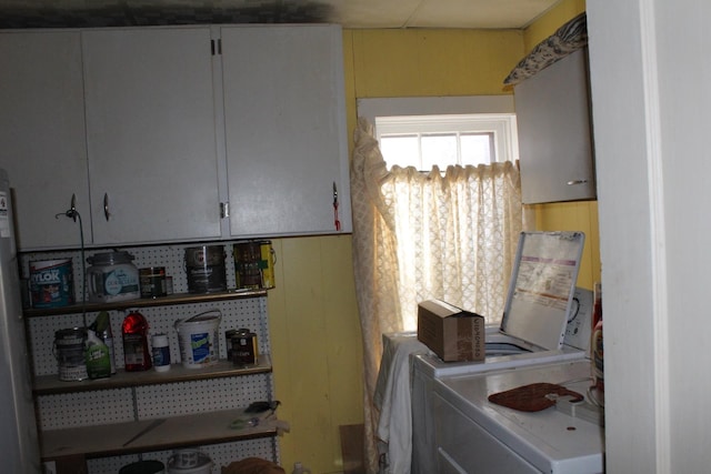 laundry area featuring cabinet space and independent washer and dryer