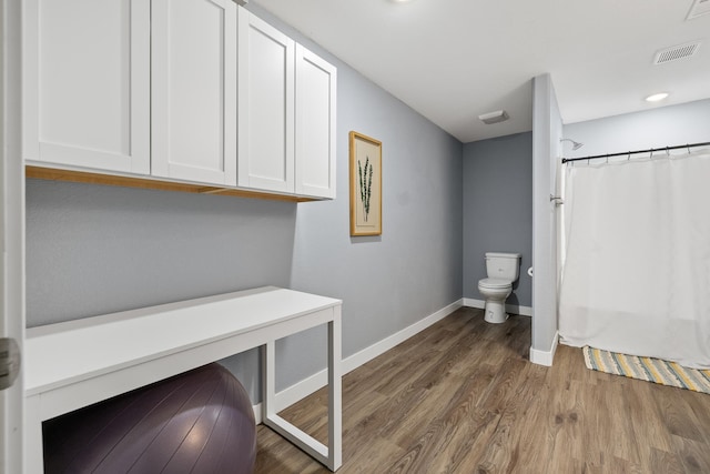 3818 W Main St, Rapid City, SD 57702 - bathroom featuring a shower with curtain, toilet, baseboards, visible vents, and wood finished floors