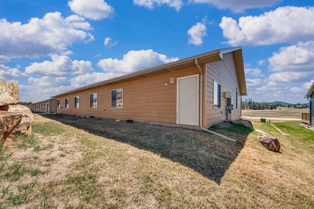view of side of property featuring a lawn