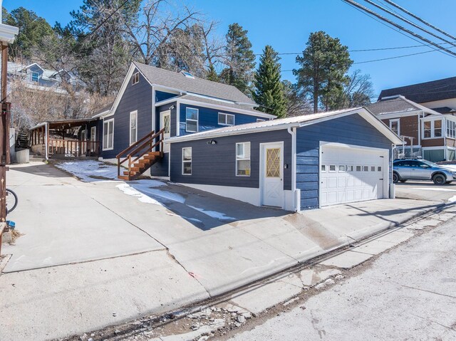 view of front facade featuring a garage