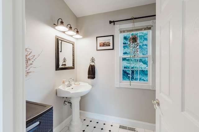 bathroom with visible vents and baseboards