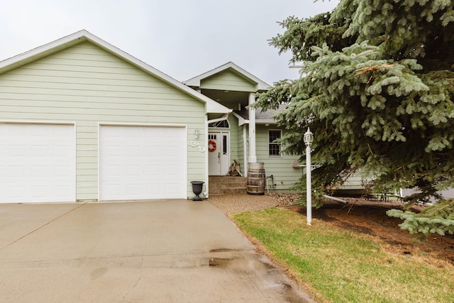 view of front of property featuring driveway