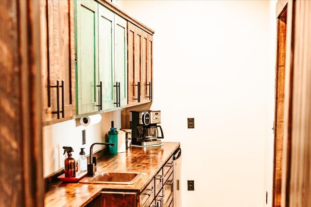 bar featuring a sink and bar area