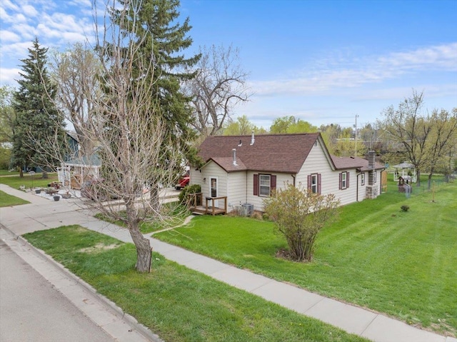 1112 Elkhorn St, Belle Fourche, SD 57717 - view of front of house with a shingled roof and a front yard