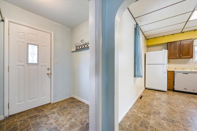 1112 Elkhorn St, Belle Fourche, SD 57717 - entrance foyer featuring arched walkways, baseboards, and stone finish floor