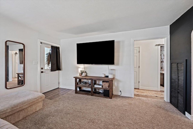 living area with carpet and baseboards