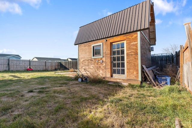 view of outdoor structure featuring a fenced backyard and an outdoor structure