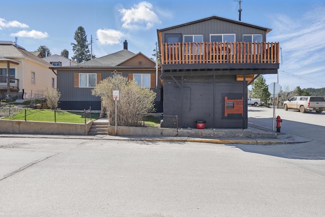 101 E Summit St, Lead, SD 57754 - view of front of home featuring fence and a balcony