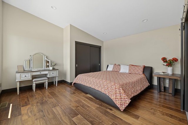 bedroom featuring vaulted ceiling, wood finished floors, baseboards, and recessed lighting