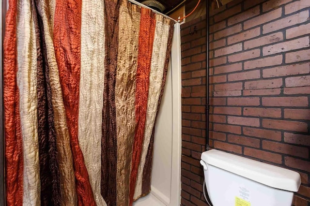 1007 Elkhorn St, Belle Fourche, SD 57717 - full bath featuring toilet and curtained shower