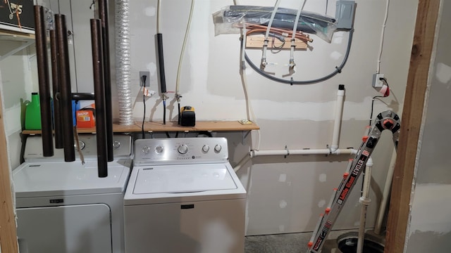102 10th Ave, Belle Fourche, SD 57717 - laundry room with washing machine and dryer