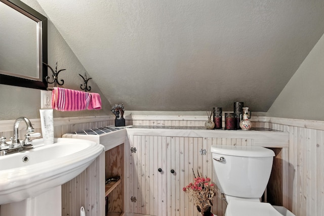 12817 Echo Rd, Hot Springs, SD 57747 - bathroom with lofted ceiling, wainscoting, and a textured ceiling