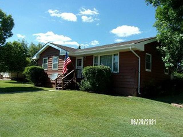2102 Albany Ave, Hot Springs, SD 57747 - ranch-style home with a front yard