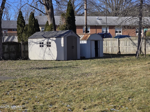 view of yard featuring a shed