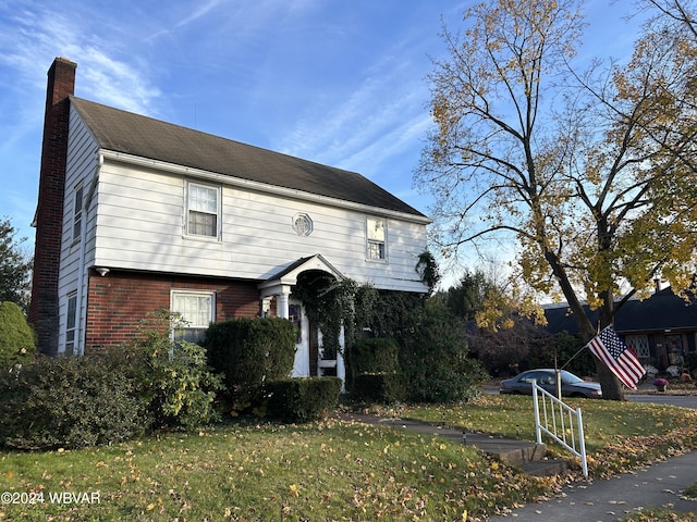 view of front facade with a front lawn