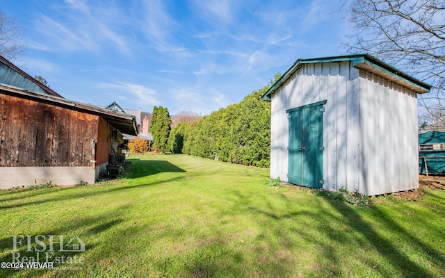 view of yard featuring a storage shed