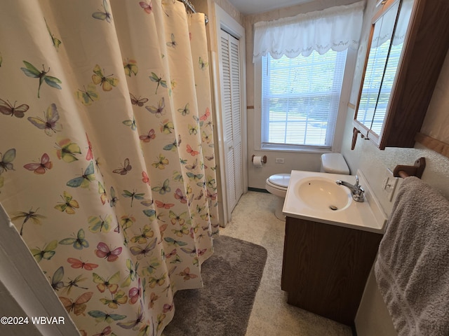 bathroom with a shower with curtain, vanity, and toilet