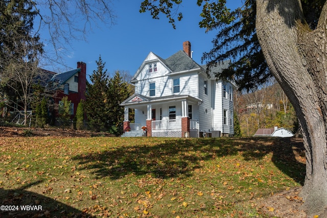 view of front of property featuring a porch and a front yard