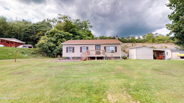 view of front of property featuring a front yard and a deck