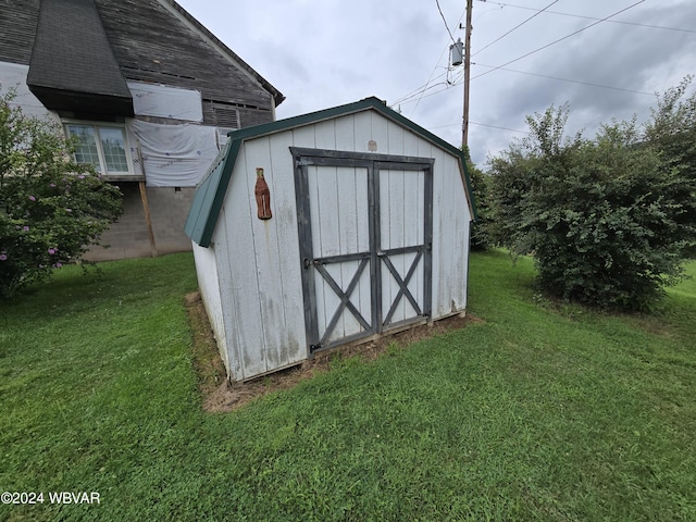 view of outdoor structure featuring a yard