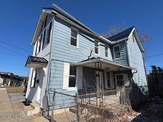 view of front of home with a fenced front yard