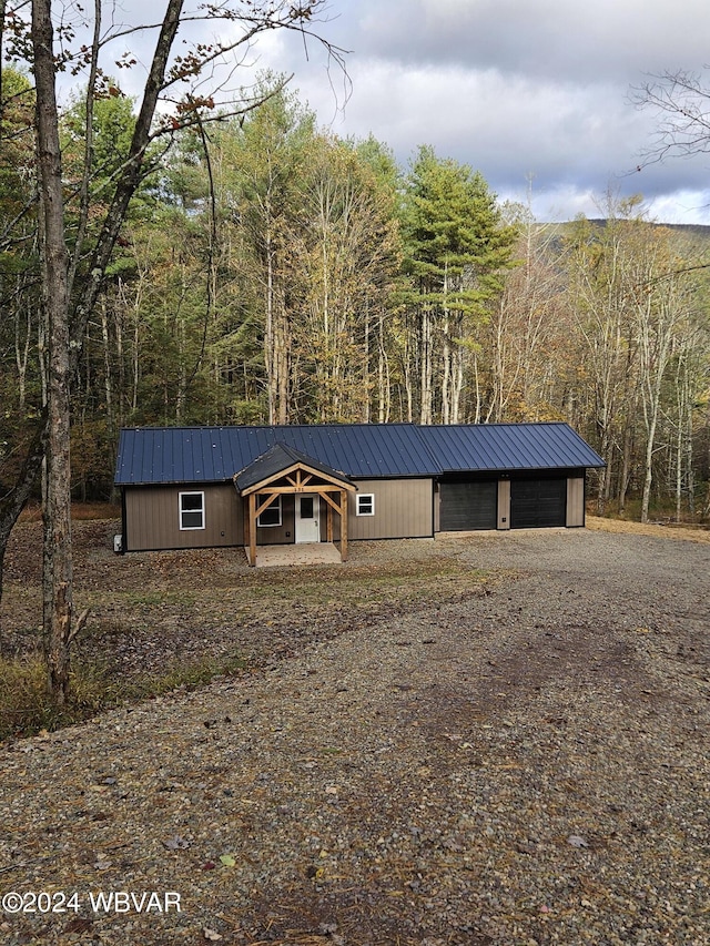 view of front of home featuring an outdoor structure