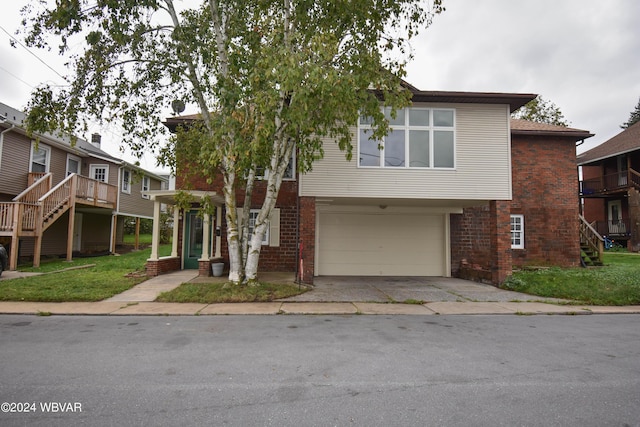 view of front of house featuring a front yard and a garage