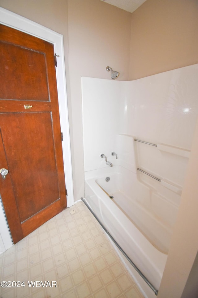 bathroom with a bathtub