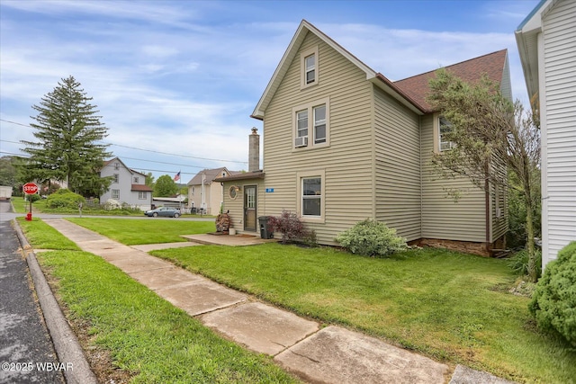 view of front facade featuring a front lawn