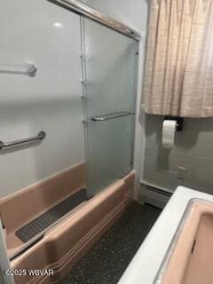 bathroom with combined bath / shower with glass door