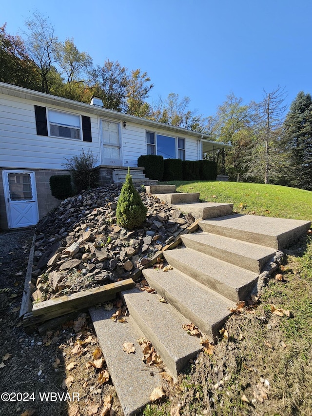 view of front of home featuring a front lawn