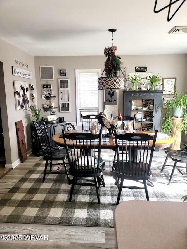 dining area featuring visible vents and baseboards