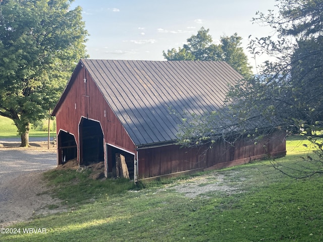 view of outbuilding featuring a yard