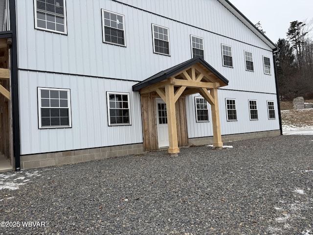 view of modern farmhouse style home