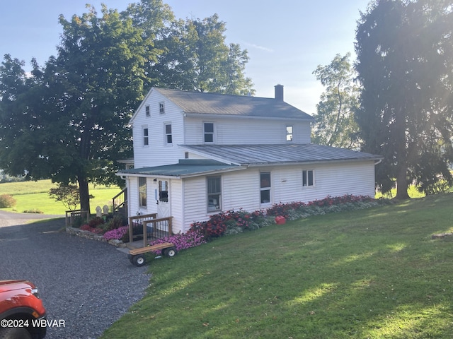 view of front facade featuring a front yard