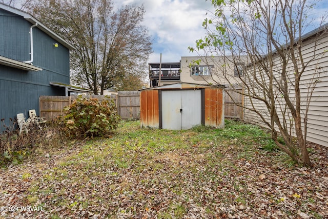 view of yard featuring a storage shed