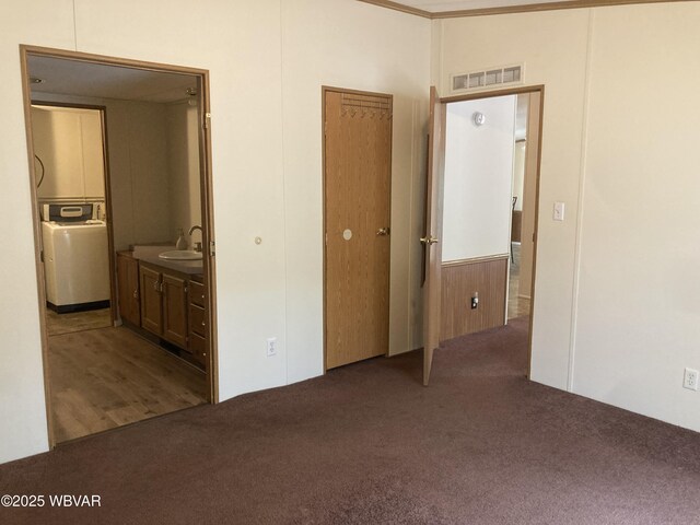 400 Livermore Rd, Williamsport, PA 17701 - unfurnished bedroom featuring a sink, carpet, washer / clothes dryer, and visible vents