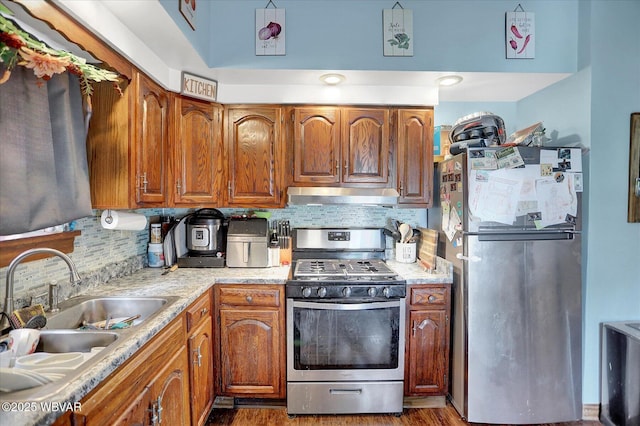 679 2nd Ave, Williamsport, PA 17701 - kitchen with stainless steel appliances, under cabinet range hood, decorative backsplash, and light countertops
