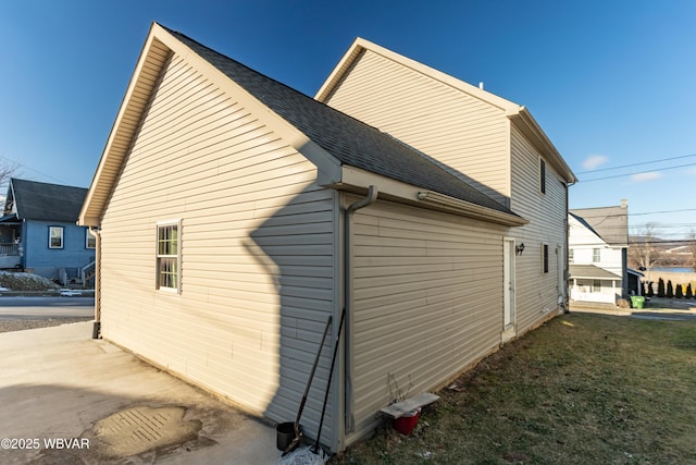 view of side of property featuring a lawn