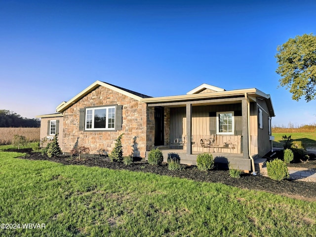 view of front of property featuring a porch and a front lawn