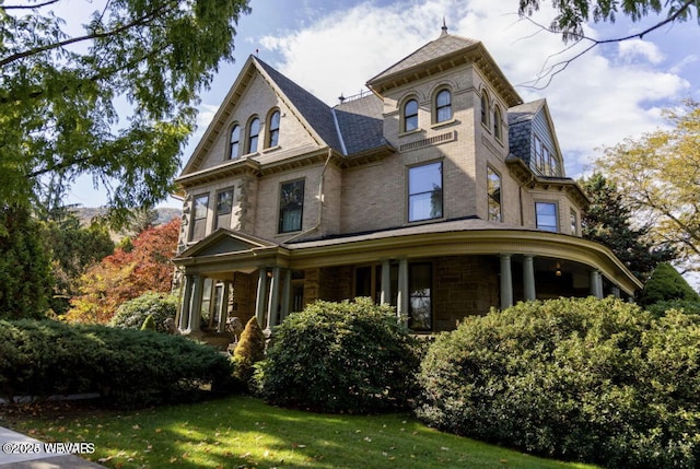 view of front facade featuring a front yard and a porch