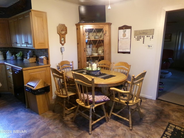 dining space featuring ornamental molding