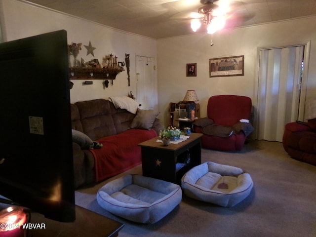 living room with ceiling fan, carpet floors, and ornamental molding