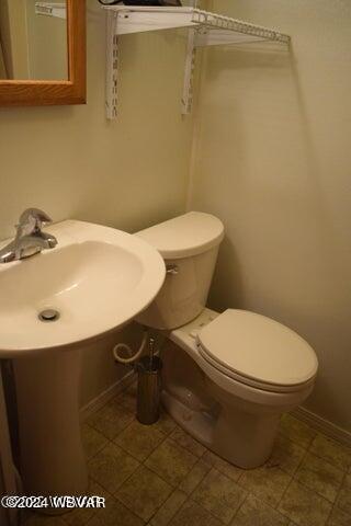 bathroom featuring toilet and sink