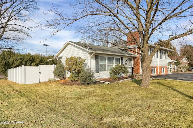 view of front of house with a front yard