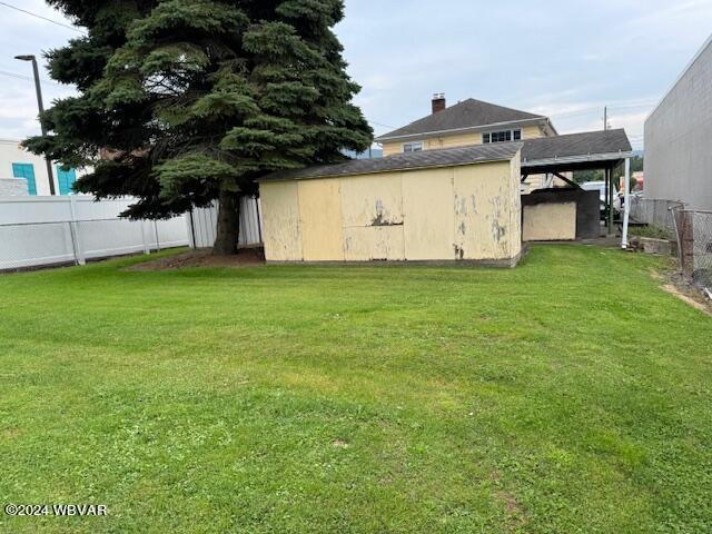 view of yard featuring a storage unit